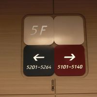 建屋はH型。迷子防止?で色で分けられていて、カードキーと一緒