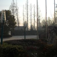 出口から外を。建屋が見えない。浦東地区にこんな所が。