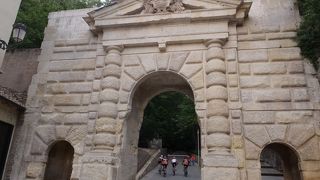 歩いてアルハンブラ宮殿に行き来する時に通る門です