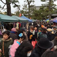 平日の様子　歩くが大変なくらいの人混み