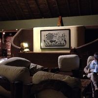 レセプション兼バーは広いです。