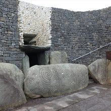 ニューグレンジ入口と、謎の渦巻き模様のある石。