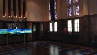 コタ駅前の重厚な建物