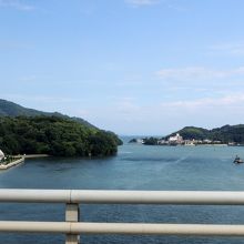 神島大橋から笠岡湾（右が神島、左がカブトガニ博物館）