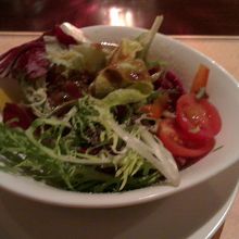 サラダも食べやすいサイズに素材がカットされていてよかった