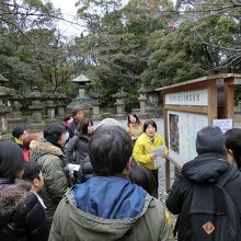 ガイドの方の説明に皆聴き入っています。