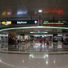 ベイフロント駅、改札手前