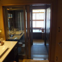 部屋に備え付けられた露天風呂へ