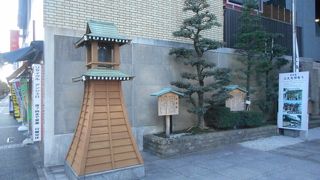 桜天神社の入り口にあります