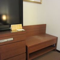 部屋の中のベンチ？