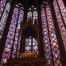 見上げるほど大きなステンドグラス