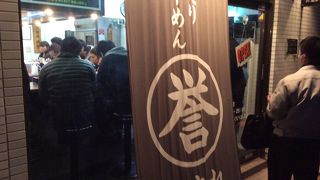 行列待ちが多いラーメン屋。