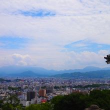 松山市内を望めます