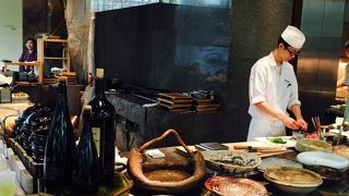 ハイアット内のレストランにしてはインテリアも食事もチープ感。。。