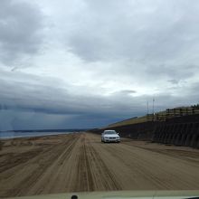 砂浜をドライブ