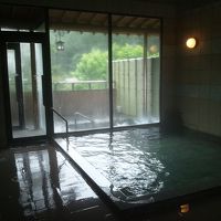 内湯です。左側が露天風呂への出入口です。