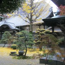 本堂の様子です。入口の姿を見てください。