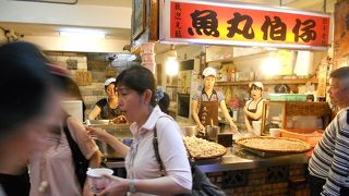 にぎやかなおみやげ物屋街