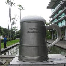 工場を出た所にある銅でできたビールジョッキ