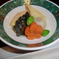 夕食(その二)‥きれいな彩りの煮物です。