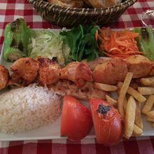 メニューは忘れてしまったけど、チキンの何か。味はまーまー