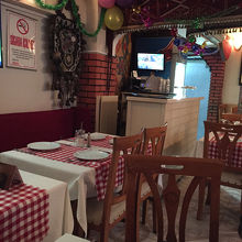 定食屋という感じのインテリアでした。