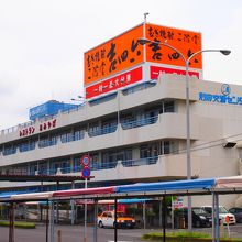 別府港の目の前。　駐車場も広いです