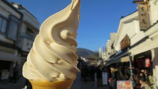 善光寺の参道でみそソフトクリームを売る店