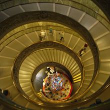 出口のらせん階段も美しい