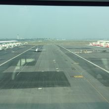 長ーい廊下を飛行機を見ながらひたすら歩く。