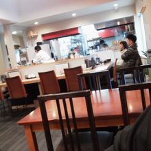 中央に厨房があります．