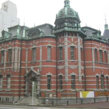 尖塔とその色が具合がレンガの赤と対照的になっています。