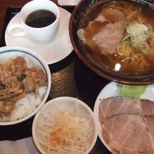 週替わりランチのスタミナ焼き肉丼と、トッピングのちゃあしゅう