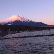 山中湖から見る朝日で色ずく富士山