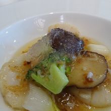 ホタテのXOジャン炒め＆ツバメの巣。薄味だけど旨味しっかり