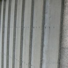 一段一段の高さが低く、周囲と溶け込んでいる場所もあります。