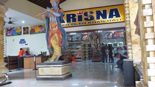 巨大な土産物屋