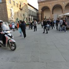 たくさんの彫刻