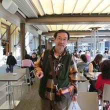 広場にあるジッリ　カフェ