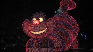 ディズニーの夜を彩る、光の列