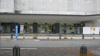 福岡市役所の１階ロビーにあります。