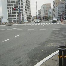 広い橋です。かつては狭かったのでしょう。