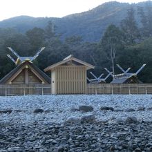 手前が前にあった社殿の跡