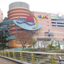 外観です。河側です。