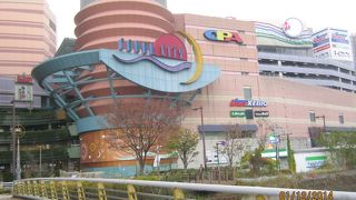 那珂川と博多川の合流地点にあります。