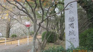 黒田長政の城です。石垣や堀といくつかの門が残っています。