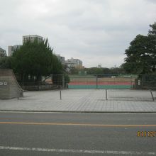 この出入り口からマラソン選手が走るのです。