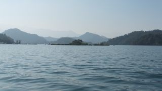 原住民・邵族（サオ族）の聖なる島ですが、旧日本軍によるダム建設による増水と、９２１大地震でもう殆ど水没しそう