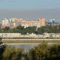 アンガラ川向こうにシベリア鉄道のイルクーツク駅が見えます