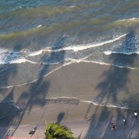 目の前の海は砂浜が狭くて海綺麗ではありません